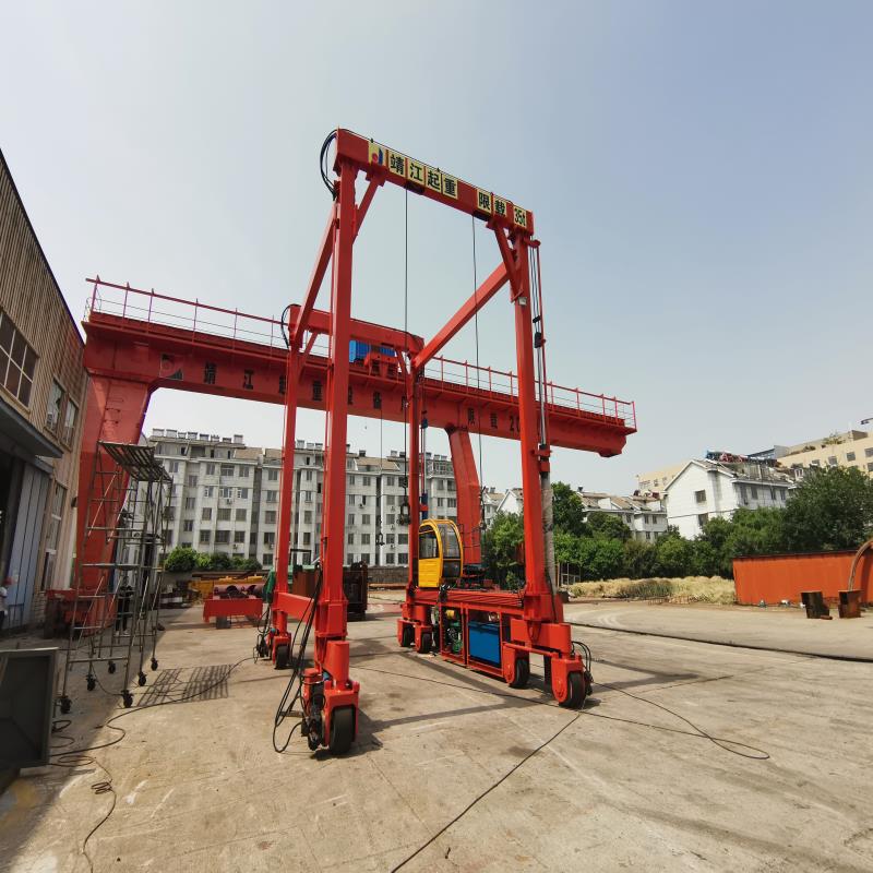 移動式集裝箱龍門吊3 .jpg